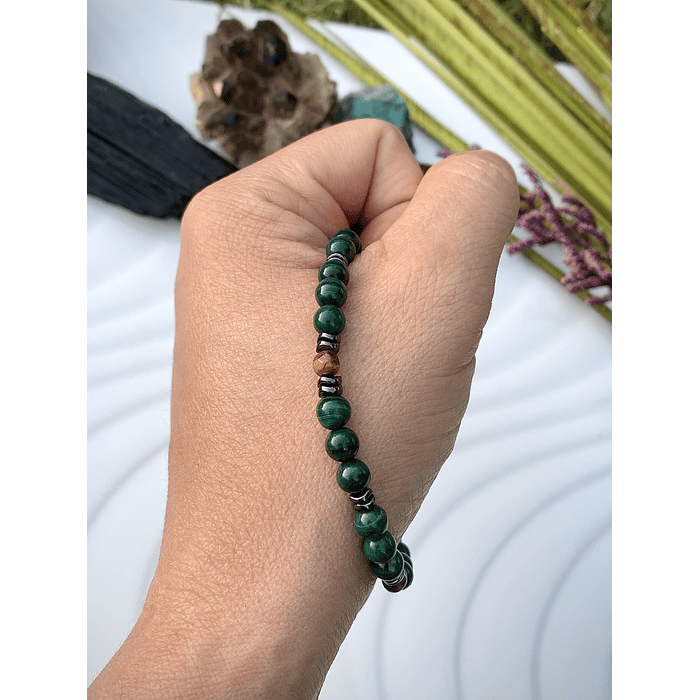 Pulsera unisex creada con Malaquitas, Ojo de tigre facetado y anillos de Hematitas 2