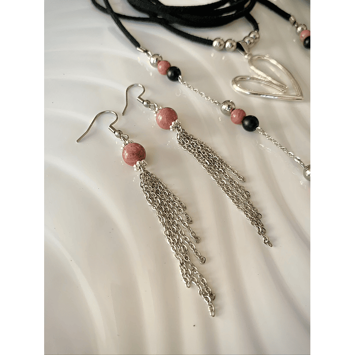 Conjunto femenino de collar en gamuza y aros con Rodocrositas y Ónix negro mate 4
