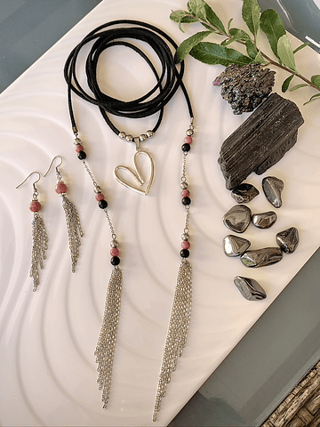 Conjunto femenino de collar en gamuza y aros con Rodocrositas y Ónix negro mate