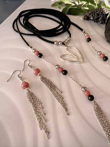 Conjunto femenino de collar en gamuza y aros con Rodocrositas y Ónix negro mate