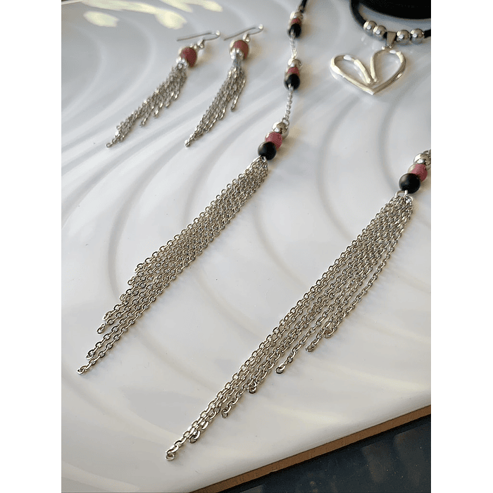 Conjunto femenino de collar en gamuza y aros con Rodocrositas y Ónix negro mate 5