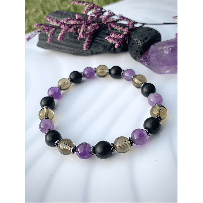 Pulsera femenina creada con Amatistas, Cuarzo ahumado y Ónix negro mate, acompañada por separadores de Hematitas. 2