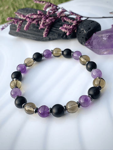 Pulsera femenina creada con Amatistas, Cuarzo ahumado y Ónix negro mate, acompañada por separadores de Hematitas.