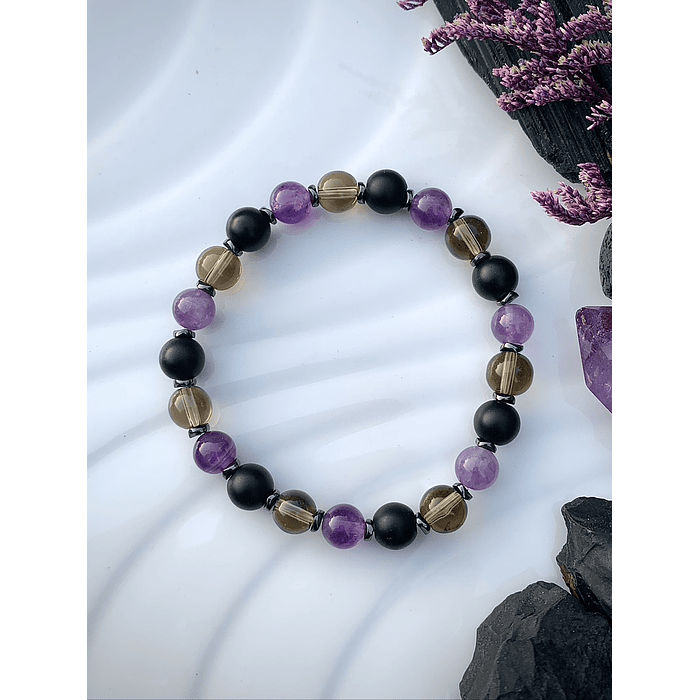 Pulsera femenina creada con Amatistas, Cuarzo ahumado y Ónix negro mate, acompañada por separadores de Hematitas. 1