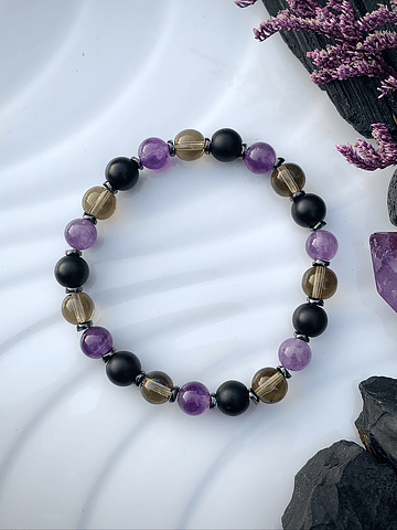 Pulsera femenina creada con Amatistas, Cuarzo ahumado y Ónix negro mate, acompañada por separadores de Hematitas.