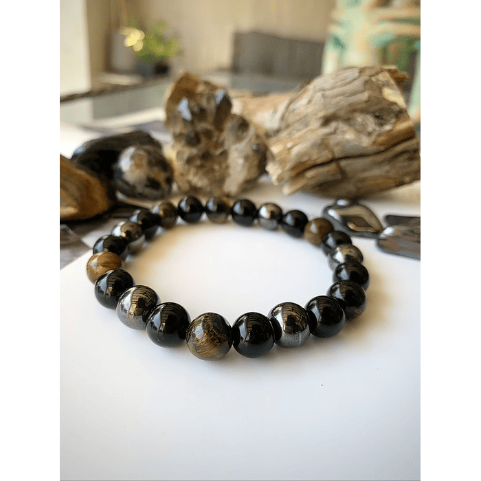 Pulsera masculina de carácter robusto, creada con Ónix negro, Ojo de tigre y Hematitas. 2