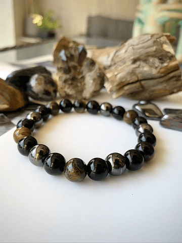 Pulsera masculina de carácter robusto, creada con Ónix negro, Ojo de tigre y Hematitas.