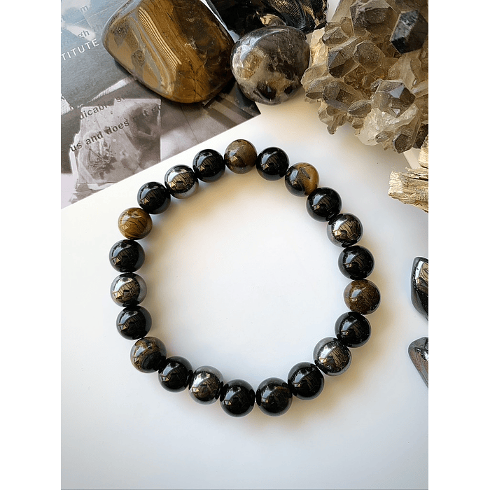 Pulsera masculina de carácter robusto, creada con Ónix negro, Ojo de tigre y Hematitas. 1