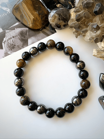 Pulsera masculina de carácter robusto, creada con Ónix negro, Ojo de tigre y Hematitas.