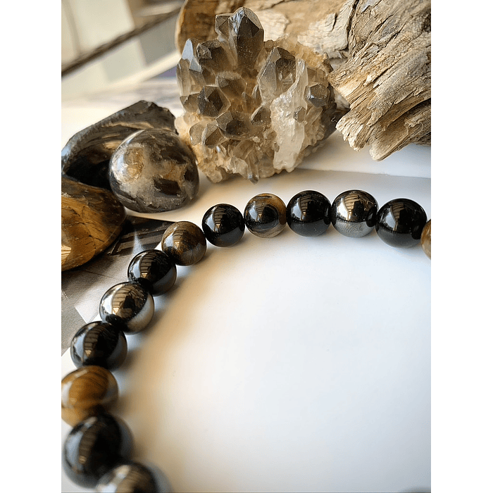 Pulsera masculina de carácter robusto, creada con Ónix negro, Ojo de tigre y Hematitas. 3