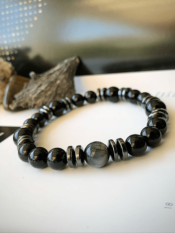 Pulsera masculina con Turmalinas, Ónix negro, Hematitas y Ojo de halcón.
