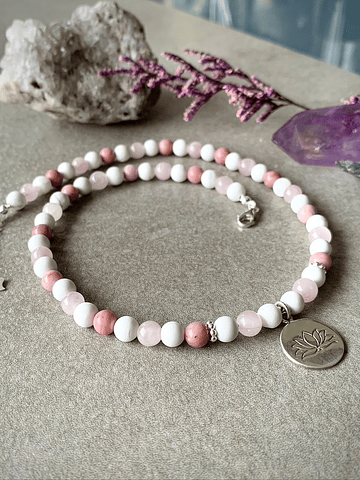 Choker con cristales de Kunzita, Rodocrositas, Howlitas y Plata ley 925.