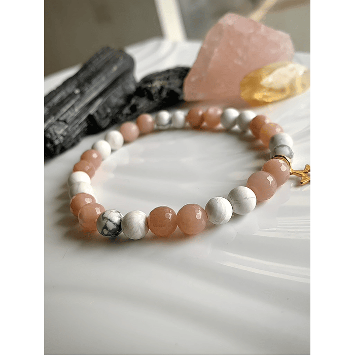 Pulsera femenina creada con Howlitas blancas mate y Piedra de sol facetadas 3