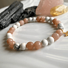Pulsera femenina creada con Howlitas blancas mate y Piedra de sol facetadas 3