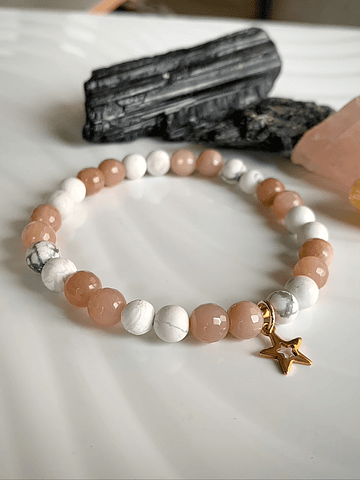 Pulsera femenina creada con Howlitas blancas mate y Piedra de sol facetadas