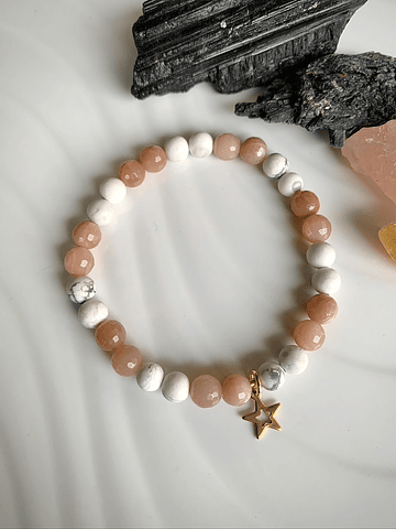 Pulsera femenina creada con Howlitas blancas mate y Piedra de sol facetadas