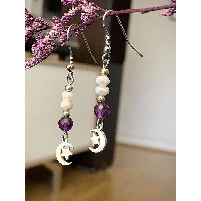 Aros creados en acero con cristales de Amatistas facetadas y Perlas de río, acompañados por dijes de luna y estrellas. 2