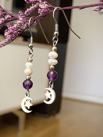 Aros creados en acero con cristales de Amatistas facetadas y Perlas de río, acompañados por dijes de luna y estrellas.