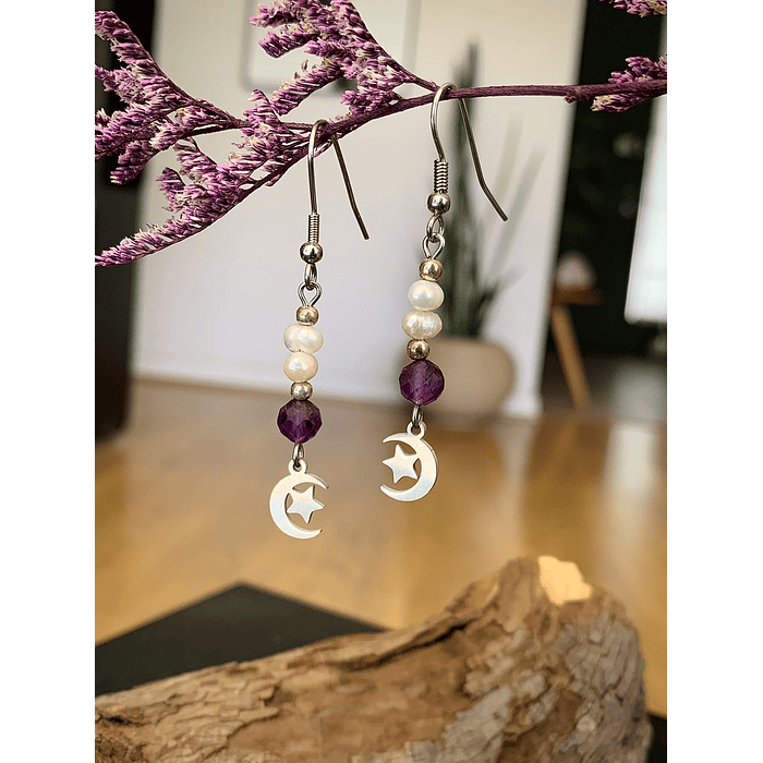 Aros creados en acero con cristales de Amatistas facetadas y Perlas de río, acompañados por dijes de luna y estrellas. 1