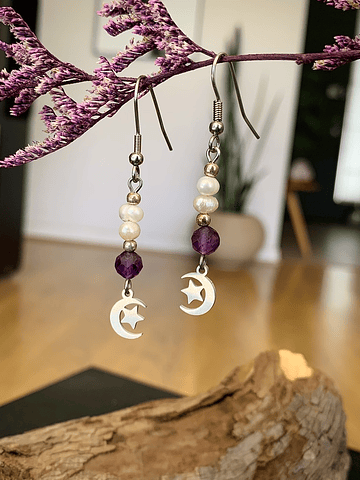 Aros creados en acero con cristales de Amatistas facetadas y Perlas de río, acompañados por dijes de luna y estrellas.