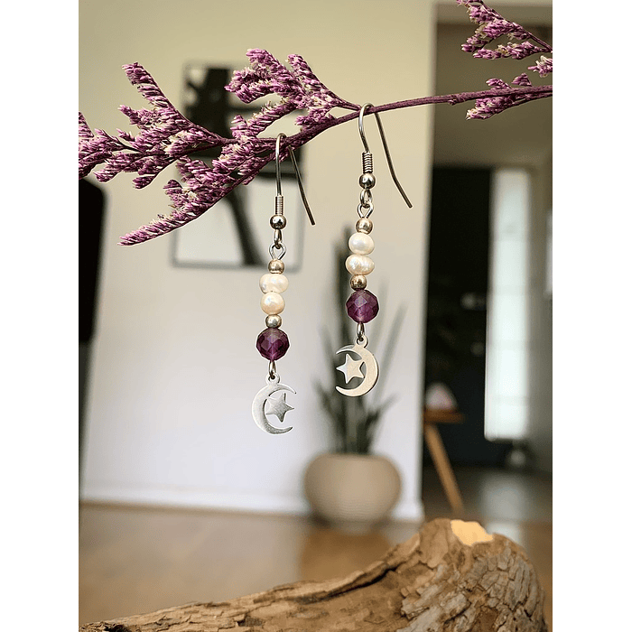 Aros creados en acero con cristales de Amatistas facetadas y Perlas de río, acompañados por dijes de luna y estrellas. 3