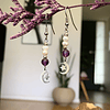 Aros creados en acero con cristales de Amatistas facetadas y Perlas de río, acompañados por dijes de luna y estrellas. 3