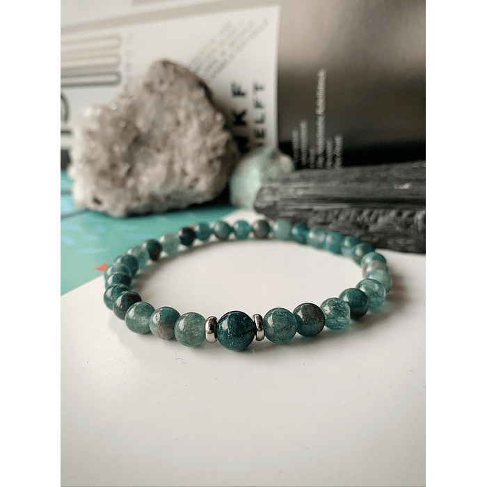 Pulsera masculina creada con Jade azul y Apatitas, con separadores de acero y una Apatita central. 3