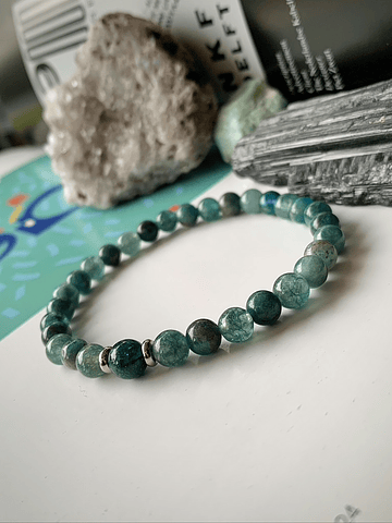 Pulsera masculina creada con Jade azul y Apatitas, con separadores de acero y una Apatita central.