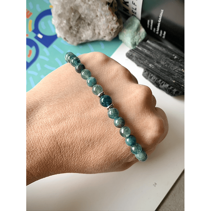 Pulsera masculina creada con Jade azul y Apatitas, con separadores de acero y una Apatita central. 4