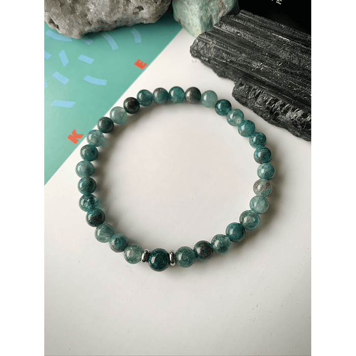 Pulsera masculina creada con Jade azul y Apatitas, con separadores de acero y una Apatita central. 1