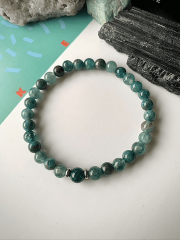 Pulsera masculina creada con Jade azul y Apatitas, con separadores de acero y una Apatita central.