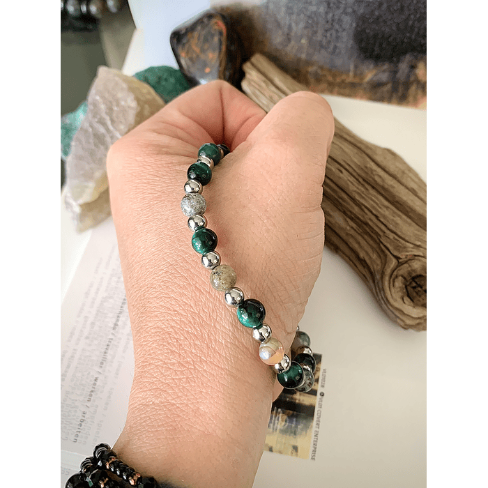 Pulsera unisex creada con Ojo de gato verde y Ágatas de la India, con separadores de acero. 4