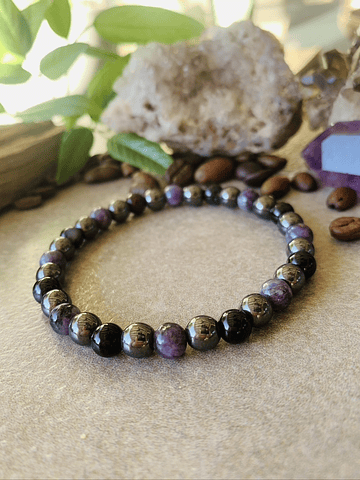 Pulsera unisex creada con Charoitas, Hematitas y Ágatas negras.