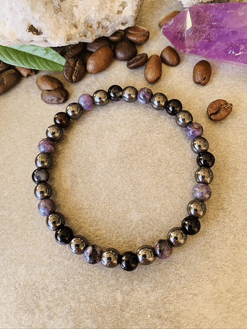 Pulsera unisex creada con Charoitas, Hematitas y Ágatas negras.