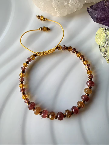 Pulsera femenina ajustable creada con cristales chatos de jade en tonos rosas y amarillos