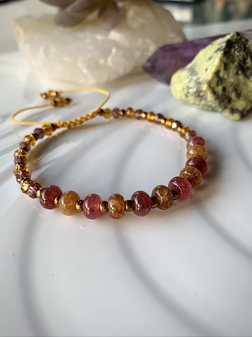 Pulsera femenina ajustable creada con cristales chatos de jade en tonos rosas y amarillos