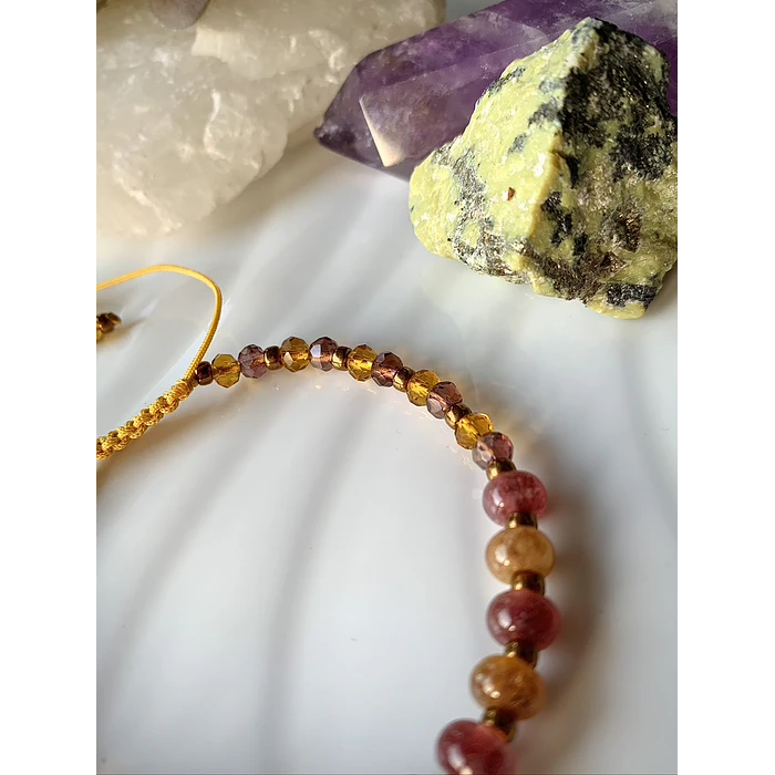 Pulsera femenina ajustable creada con cristales chatos de jade en tonos rosas y amarillos 3