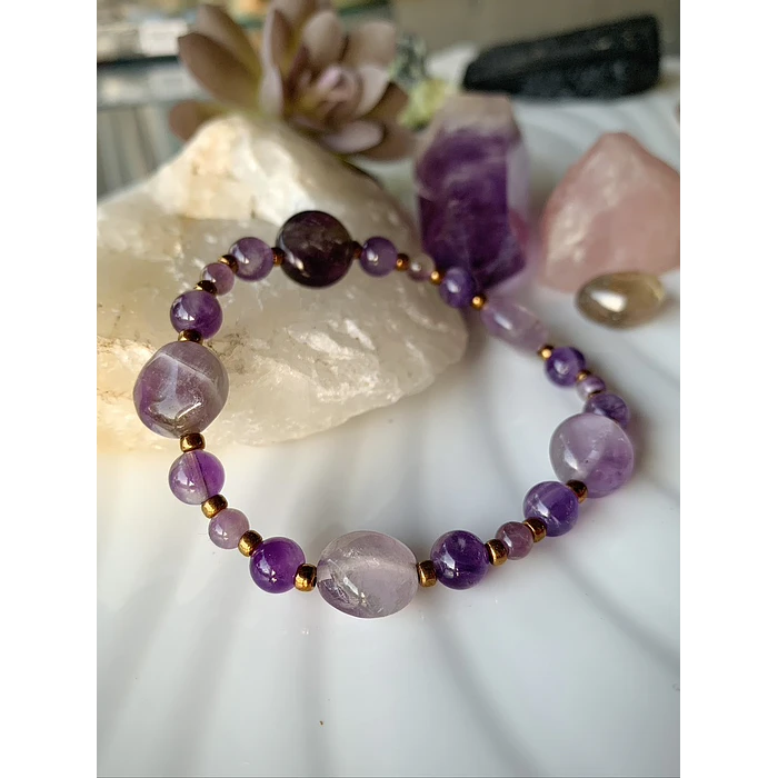 Pulsera femenina creada con Amatistas y mostacillas metalizadas doradas. 2