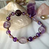 Pulsera femenina creada con Amatistas y mostacillas metalizadas doradas. 2