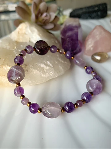 Pulsera femenina creada con Amatistas y mostacillas metalizadas doradas.