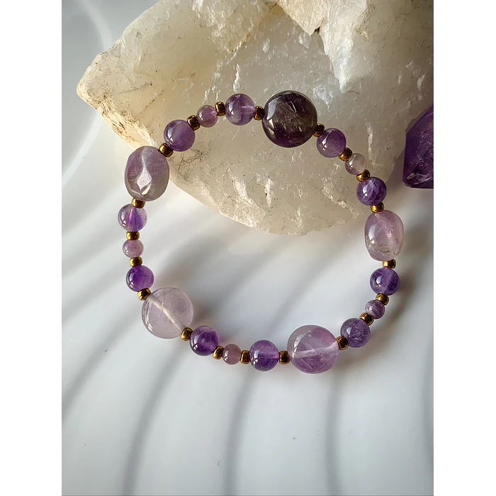 Pulsera femenina creada con Amatistas y mostacillas metalizadas doradas. 1