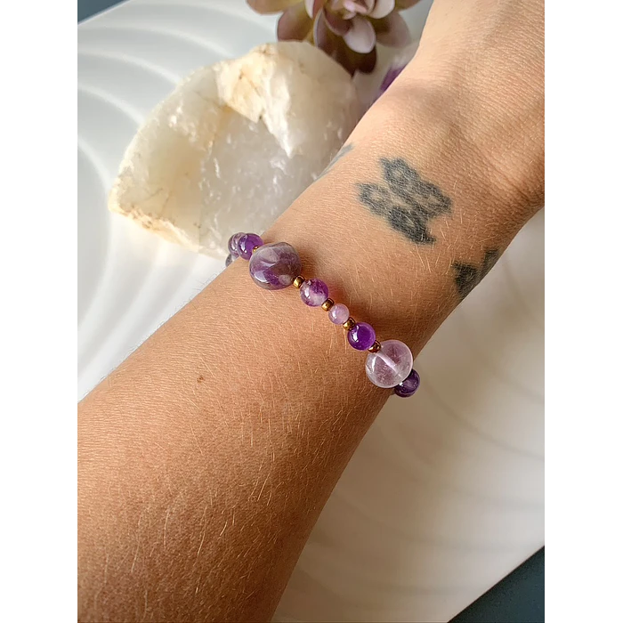 Pulsera femenina creada con Amatistas y mostacillas metalizadas doradas. 3