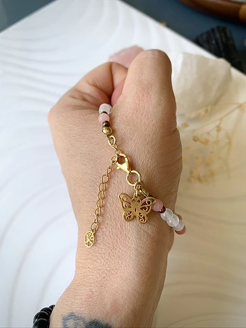 Pulsera femenina creada con Selenitas y Ágatas en tono rosa pastel