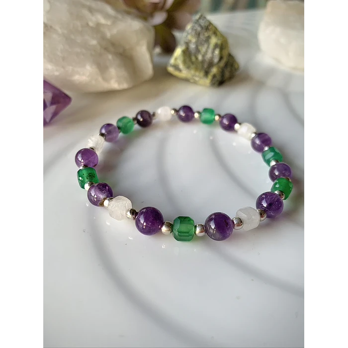 Pulsera femenina creada con cristales de Amatistas, Cuarzo cristal y Ágatas verdes cúbicas, 2