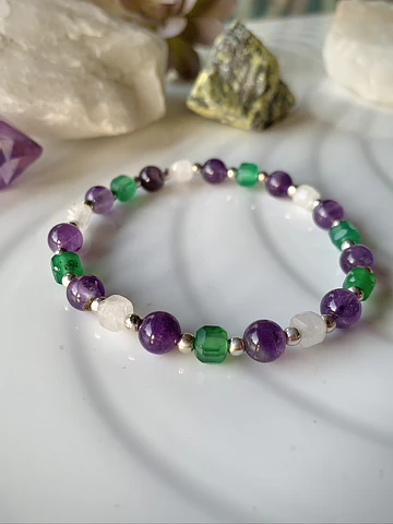 Pulsera femenina creada con cristales de Amatistas, Cuarzo cristal y Ágatas verdes cúbicas,