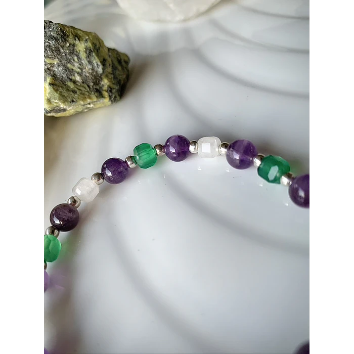 Pulsera femenina creada con cristales de Amatistas, Cuarzo cristal y Ágatas verdes cúbicas, 3