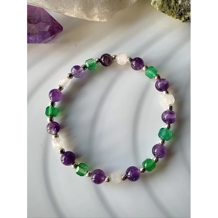 Pulsera femenina creada con cristales de Amatistas, Cuarzo cristal y Ágatas verdes cúbicas, 1
