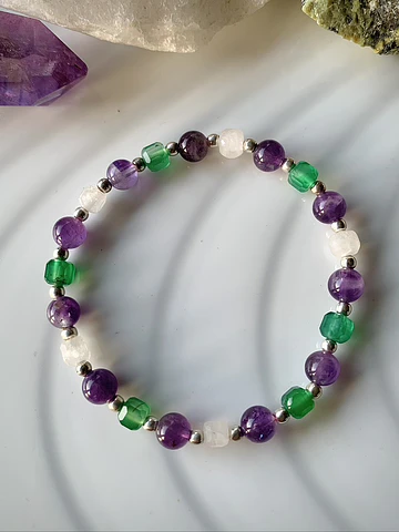 Pulsera femenina creada con cristales de Amatistas, Cuarzo cristal y Ágatas verdes cúbicas,