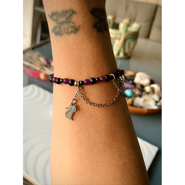 Pulsera femenina creada con Ágatas moradas, Hematitas y Ónix negro mate 3