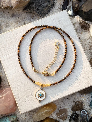 Choker femenino creado con cristales mini facetados de Ojo de tigre